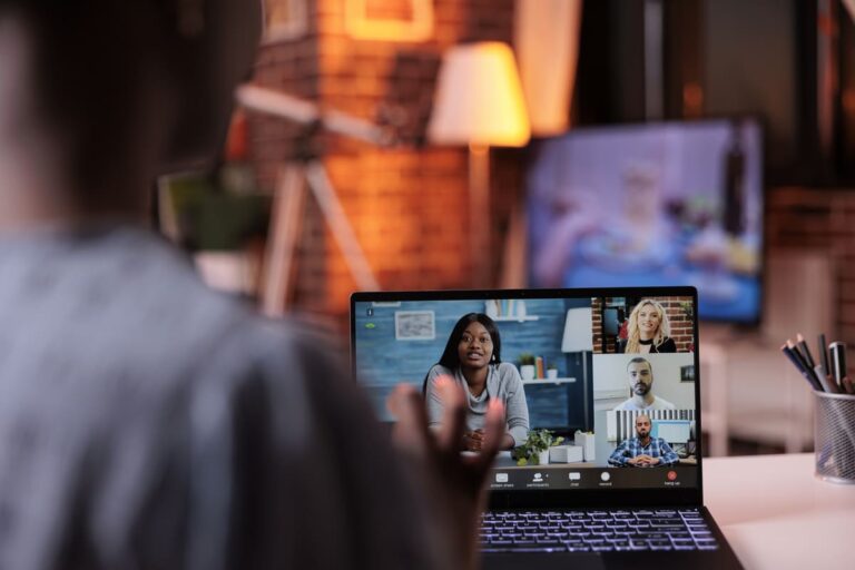 IA commerciale – Analyse des entretiens complexes pour générer décisions et plans d’action